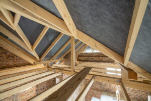 Charpente en bois posée sur murs en briques - Les Charpentes de Gilbert