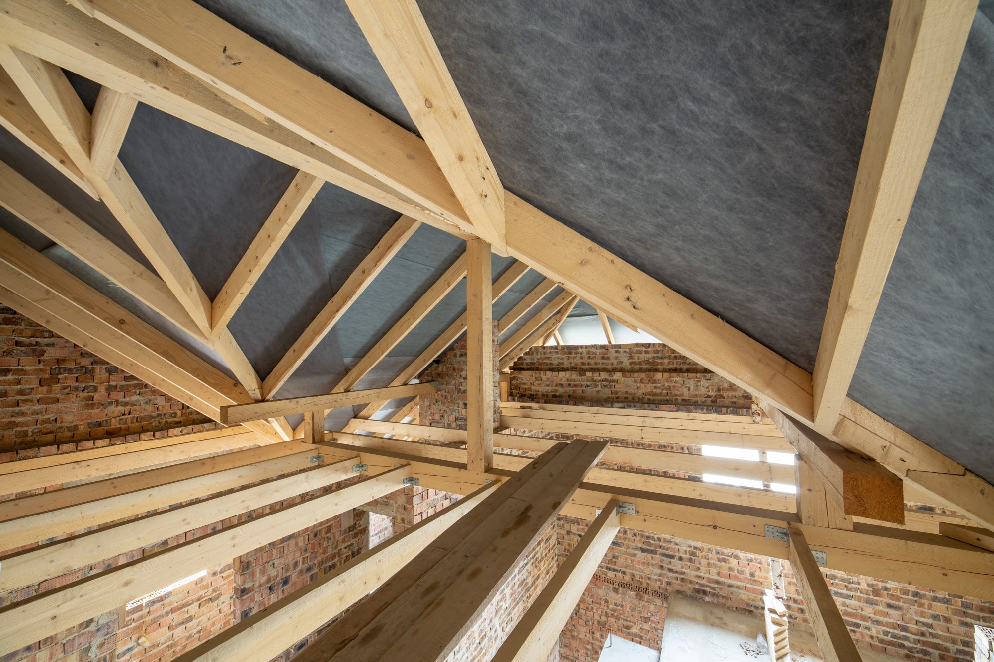 Charpente en bois posée sur murs en briques - Les Charpentes de Gilbert