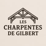 Logo des Charpentes de Gilbert avec une charpente en bois stylisée et le nom de l'entreprise